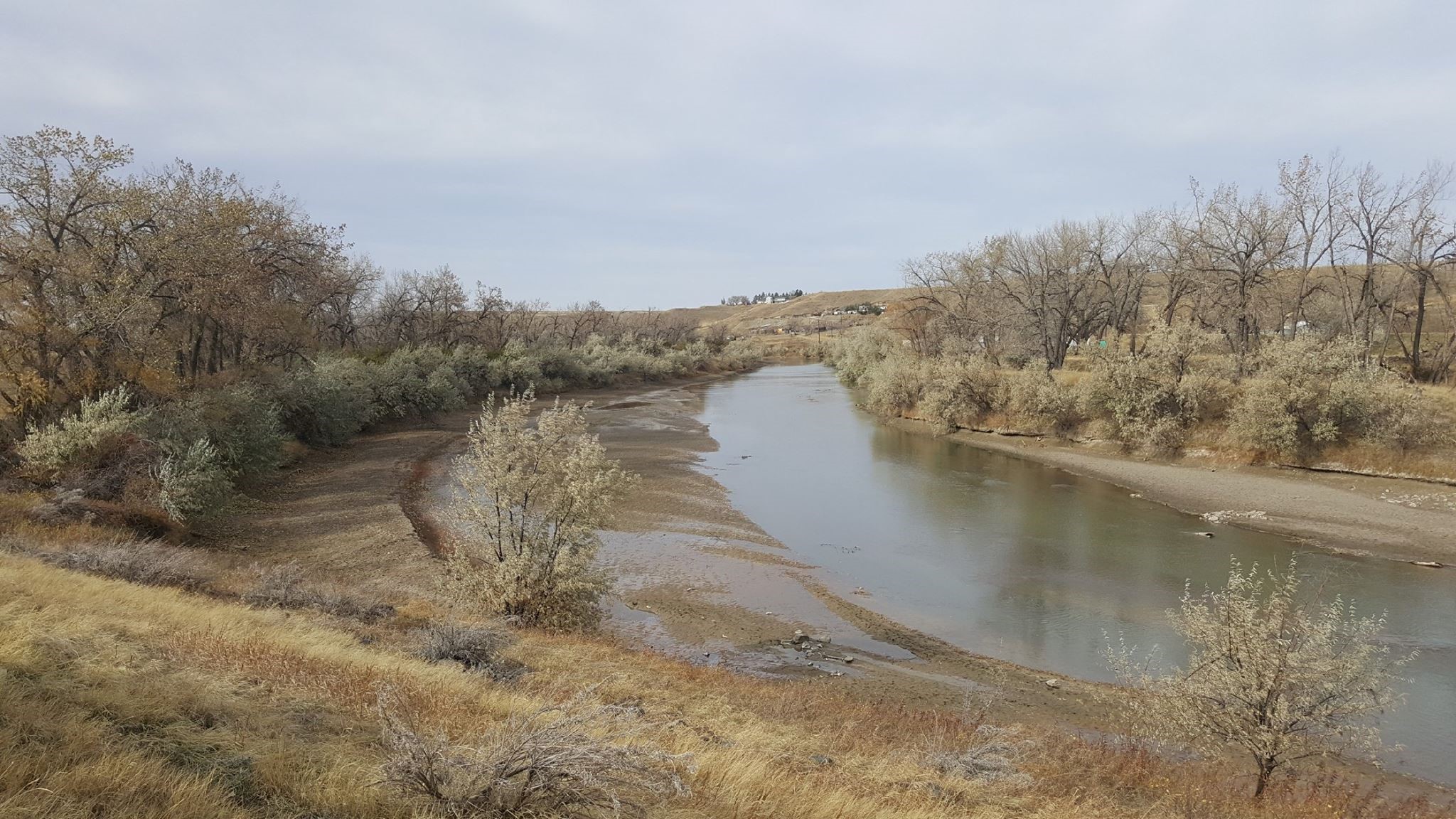 La rivière Milk a connu, au cours de l’été et de l’automne 2017, l’une de ses pires périodes de sécheresse jamais enregistrées. Les utilisateurs d’eau au Canada et aux États-Unis ont cessé les pratiques d’irrigation en août. Mention de source : Milk River Watershed Alliance