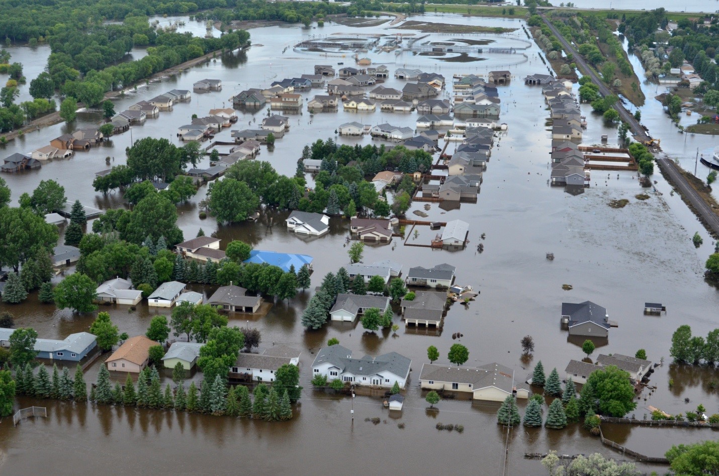 Vue de Minot, au Dakota du Nord, au cœur  de la plus importante inondation enregistrée de la rivière Souris, prise le 6 juillet 2011. Photo : FEMA