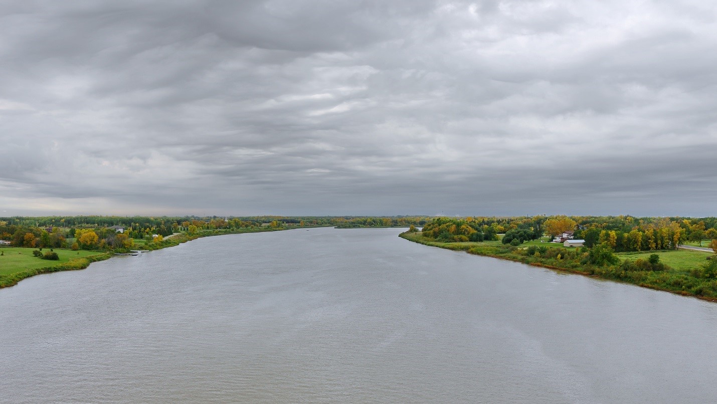 La rivière Rouge, vue ici près de Selkirk, au Manitoba, présente plusieurs problèmes de qualité de l’eau dans son bassin que les organismes espèrent régler. La carte de narration peut les aider à évaluer l’ampleur des problèmes dans toute la zone. Source : Robert Linsdell.