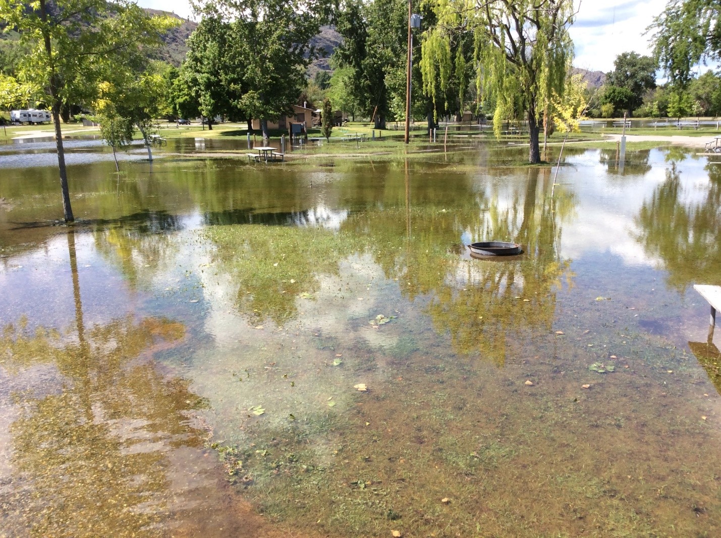 La crue des eaux du lac Osoyoos a inondé le Parc commémoratif des anciens combattants à Oroville, dans l'État de Washington, au début du mois de juin. Les eaux ont pénétré dans les collectivités du bassin de l'Okanagan à Washington et en Colombie-Britannique. Mention de source : Brian Symonds