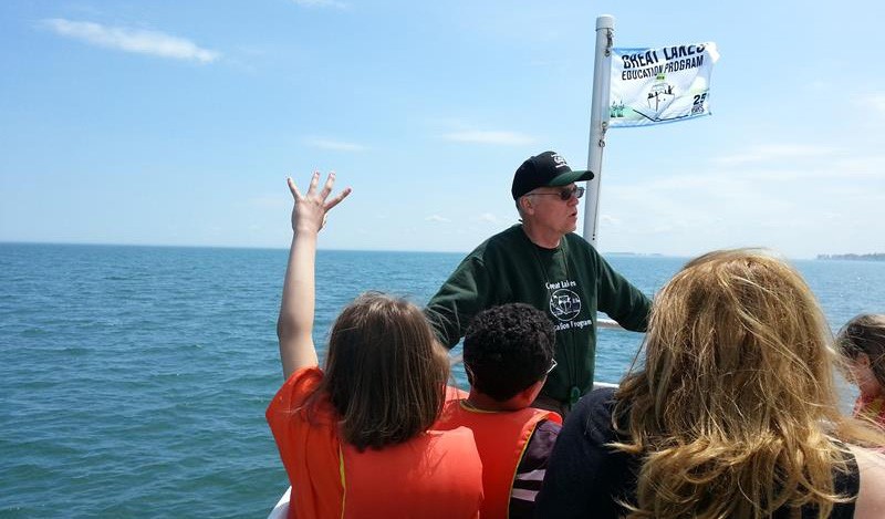 Des élèves en apprennent sur les conditions météorologiques grâce à Mark Crowley, instructeur à la MSU Extension, à bord d’un bateau du PEGL servant aux activités d’apprentissage. Mention de source : Michigan Sea Grant